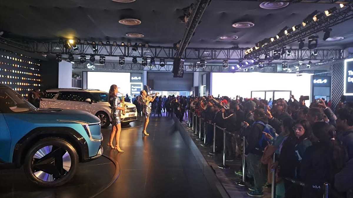 ऑटो एक्सपो में पहुंची लोगों की भीड़, नई लांच हुई वाहनों का किया दीदार